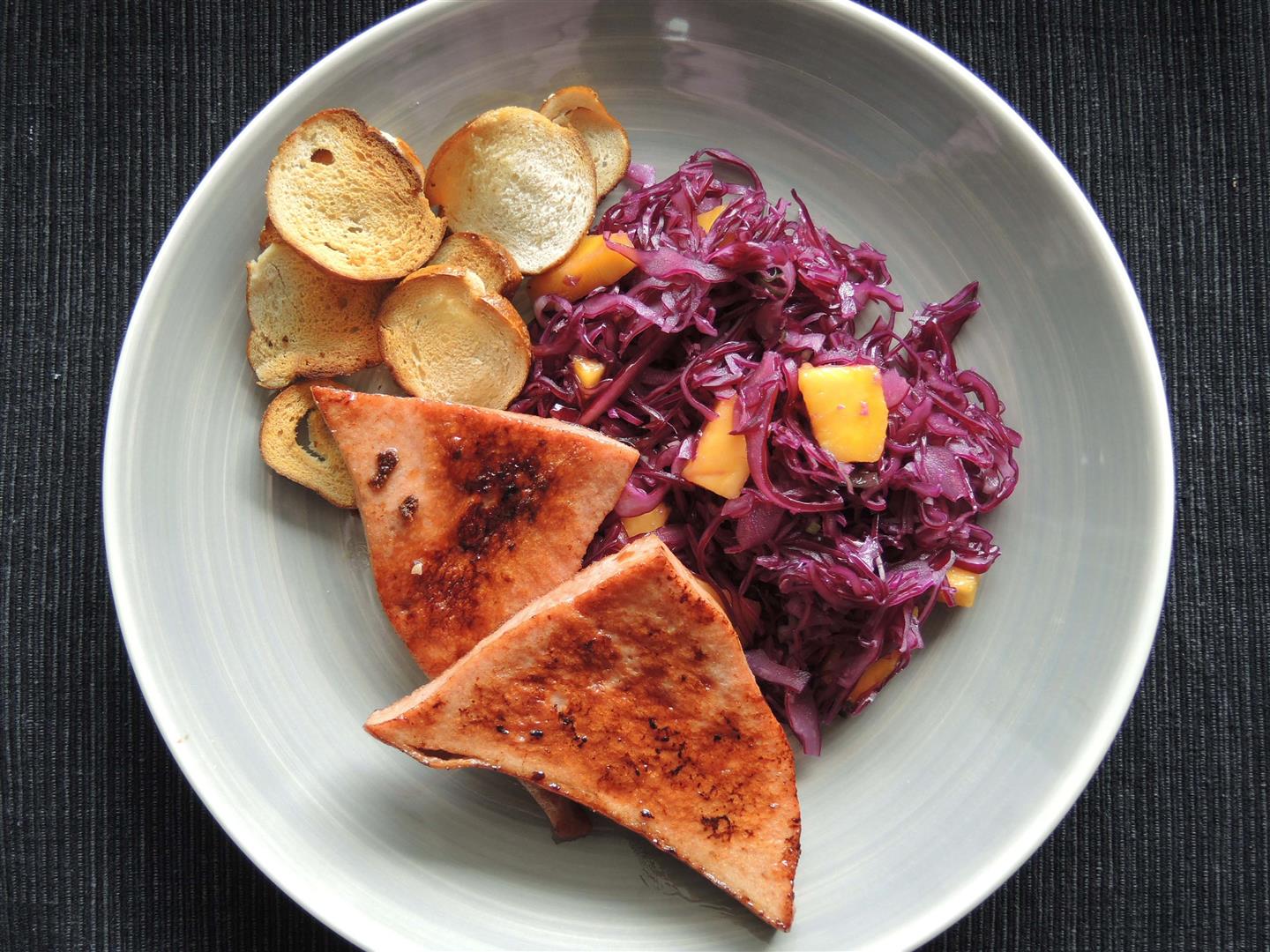 Teriyaki Leberkase Mit Mango Rotkohlsalat Chilirosen