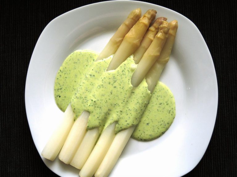 Leichte Bärlauch-Hollandaise zum Spargel - Chilirosen