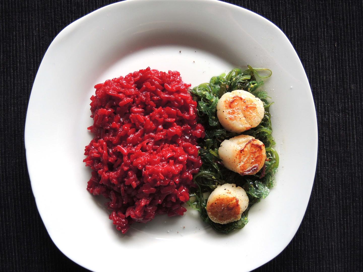 Rote-Bete-Risotto mit Jakobsmuscheln - Chilirosen